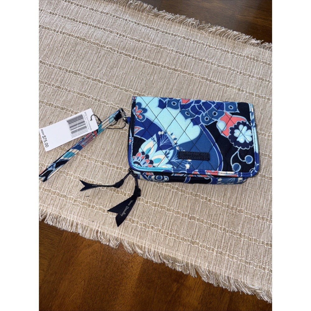 NEW WITH TAGS Vera Bradley Crossbody and wristlet 3-in-1 In LOTUS FLOWER SWIRL